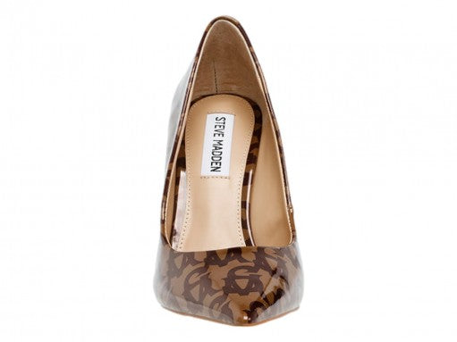 Zapato de tacón alto Steve Madden en color marrón y tan con estampado monograma y acabado brillante.