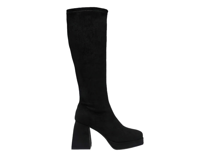 Botas altas de color negro con tacón grueso y plataforma, marca Steve Madden.