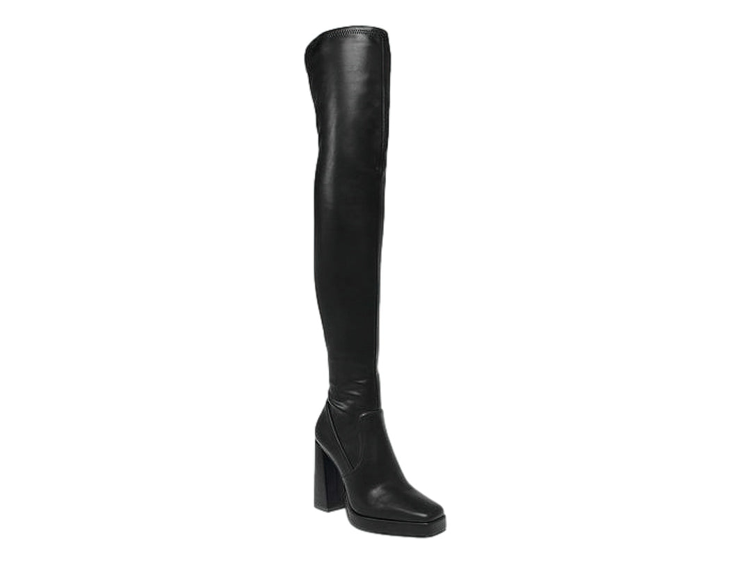 Botas altas negras de cuero con tacón cuadrado.