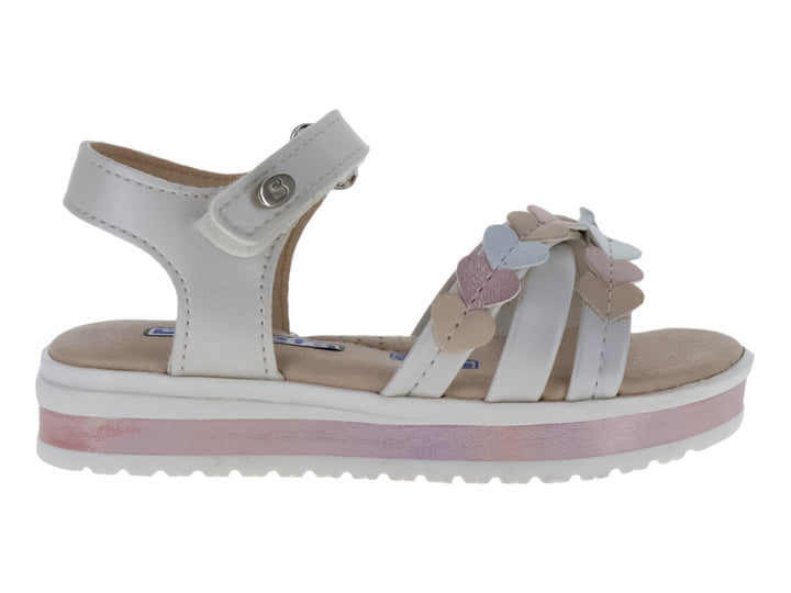 Sandalia para niña color perla con plataforma rosa y detalles decorativos en forma de corazones multicolores.