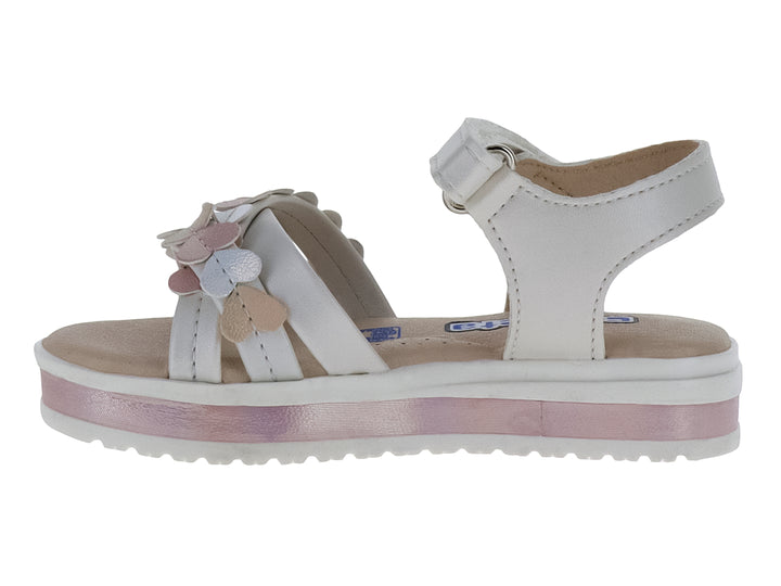 Sandalia para niña color perla con plataforma rosa y detalles decorativos en forma de corazones multicolores.