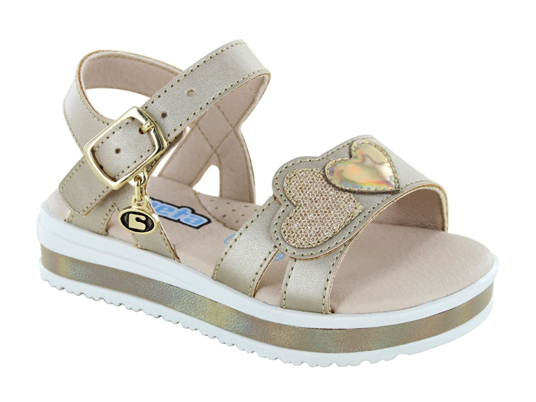 Sandalia color oro para niña con plataforma blanca y adornos de corazones brillantes.