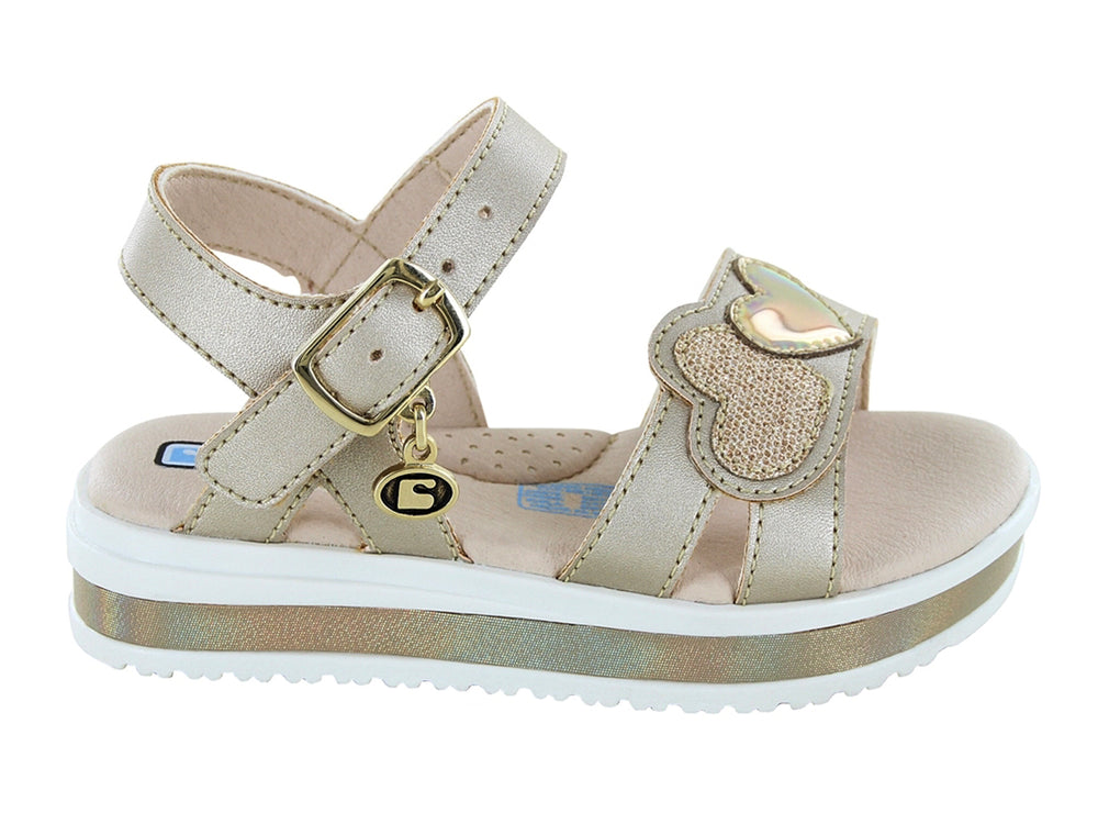 Sandalia color oro para niña con plataforma blanca y adornos de corazones brillantes.