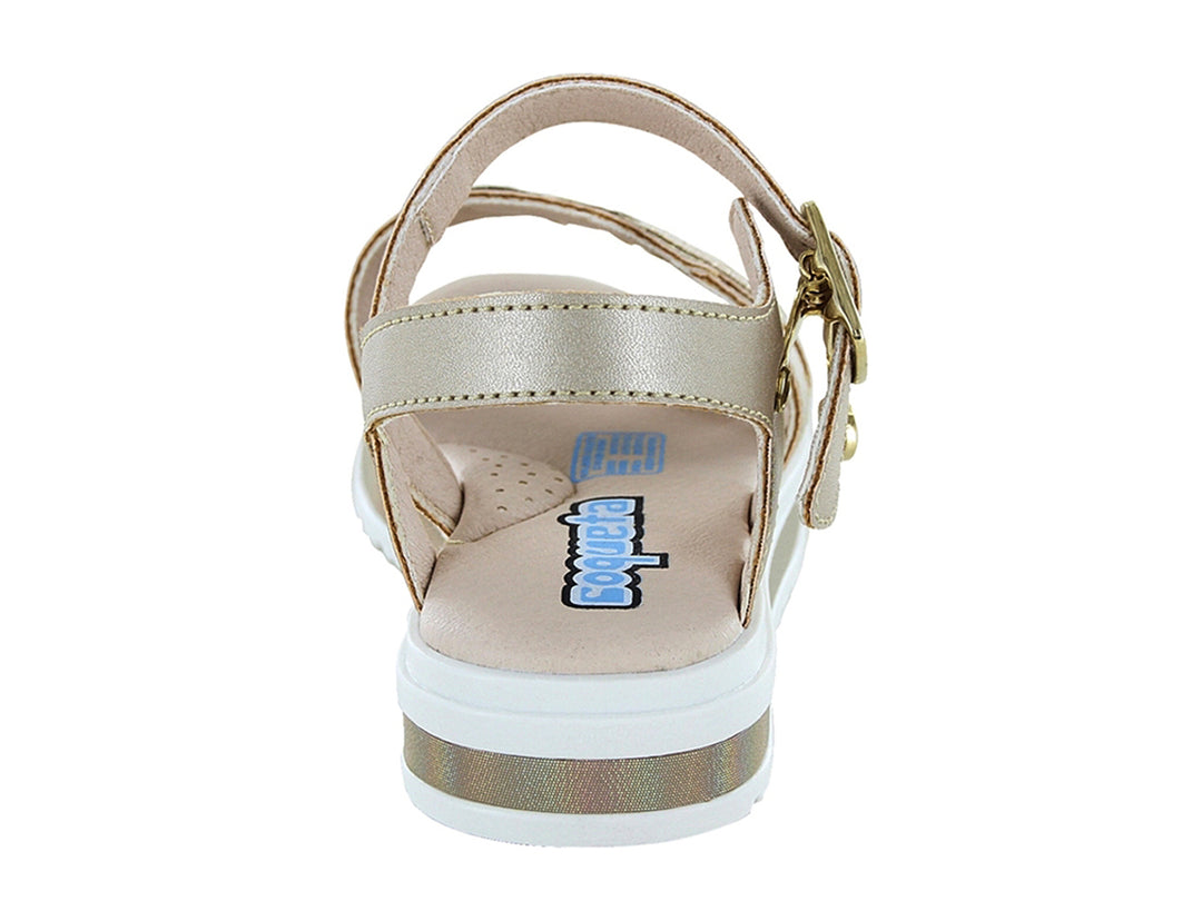 Sandalia color oro para niña con plataforma blanca y adornos de corazones brillantes.