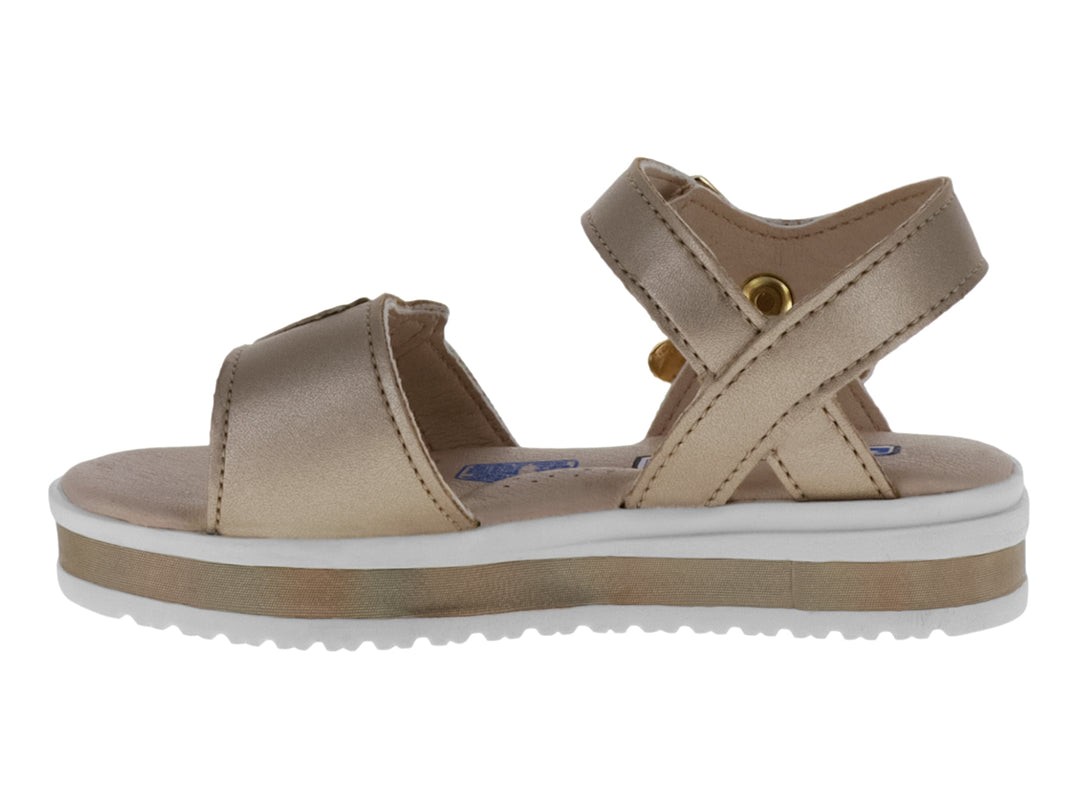 Sandalia color oro para niña con plataforma blanca y adornos de corazones brillantes.
