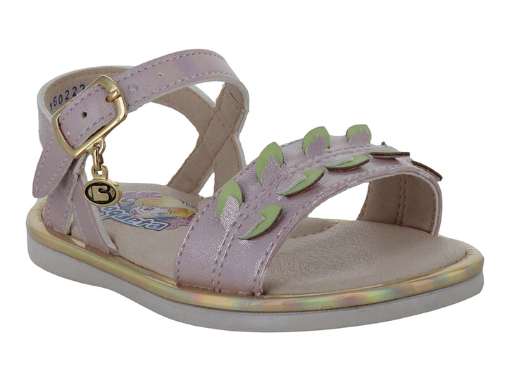 Sandalias para niña color rosa con detalles decorativos en verde y correa ajustable con hebilla dorada.