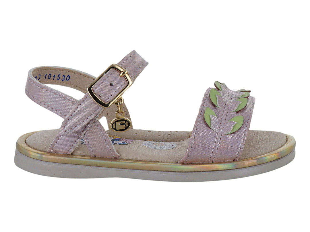 Sandalias para niña color rosa con detalles decorativos en verde y correa ajustable con hebilla dorada.