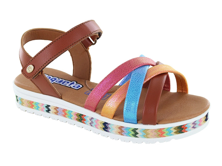 Sandalia para niña color miel con tiras en rosa, azul y naranja, y suela blanca con detalles coloridos.