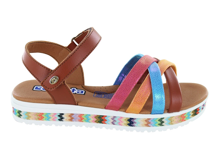 Sandalia color miel con tiras cruzadas en colores rosa, azul y naranja, y suela con diseño zig-zag.