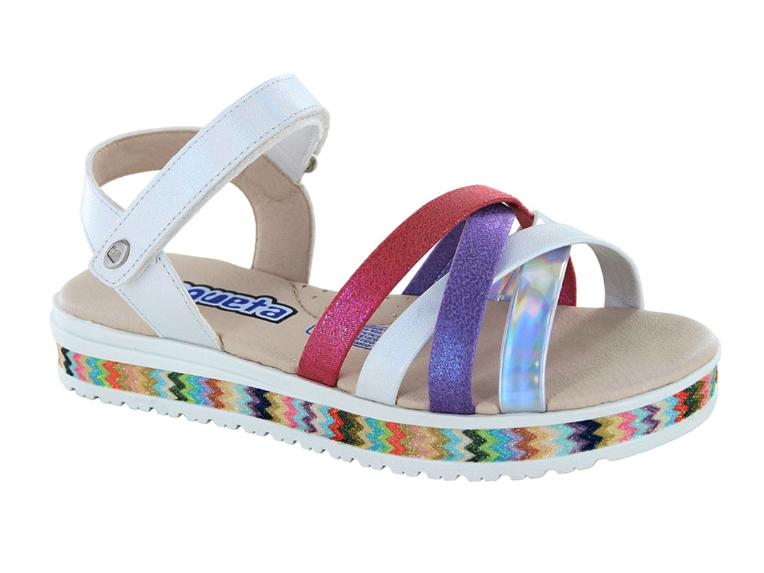 Sandalia para niña color blanco con tiras multicolores y suela con diseño de zigzag colorido.