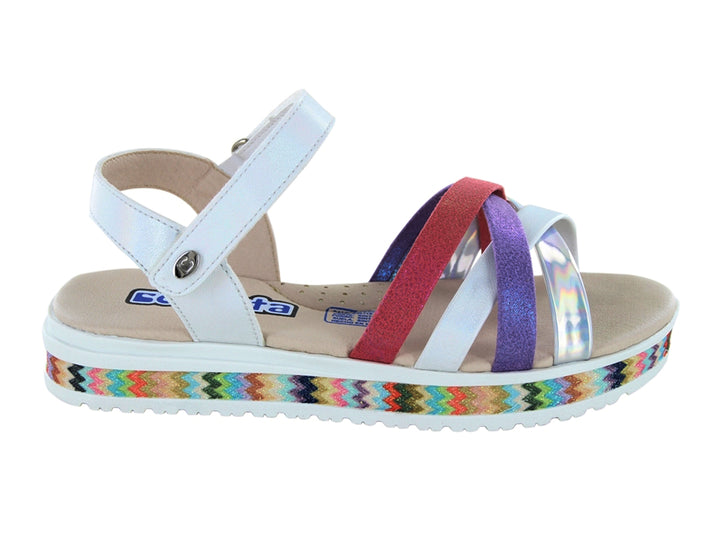 Sandalia infantil blanca con tiras brillantes multicolores y suela de plataforma con diseño zig-zag colorido.