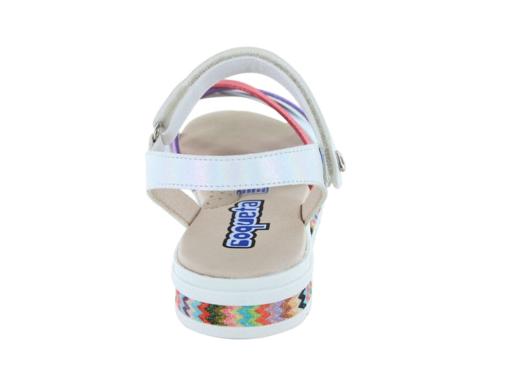 Sandalia infantil blanca con tiras brillantes multicolores y suela de plataforma con diseño zig-zag colorido.