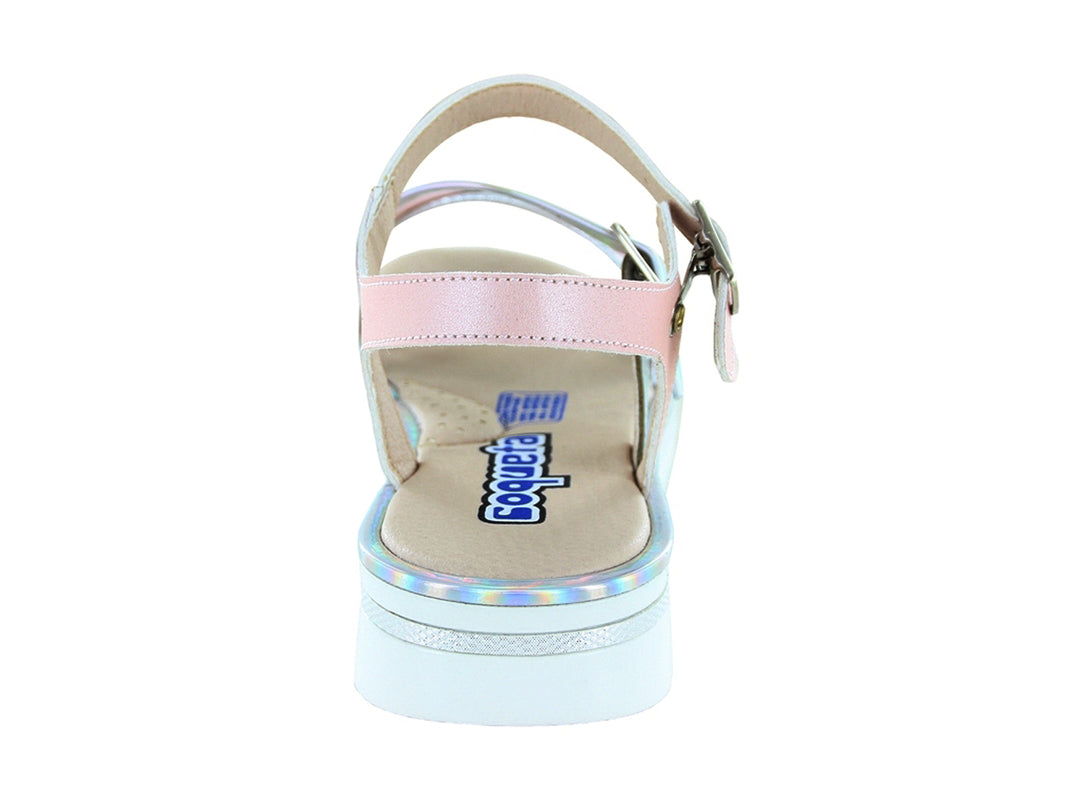 Sandalia para niña color rosa y plata con suela blanca de plataforma y correas con hebilla.