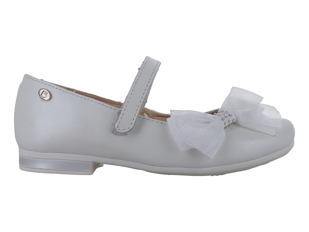 Zapato plano color perla para niña con moño decorativo y detalles de perlas en el centro.
