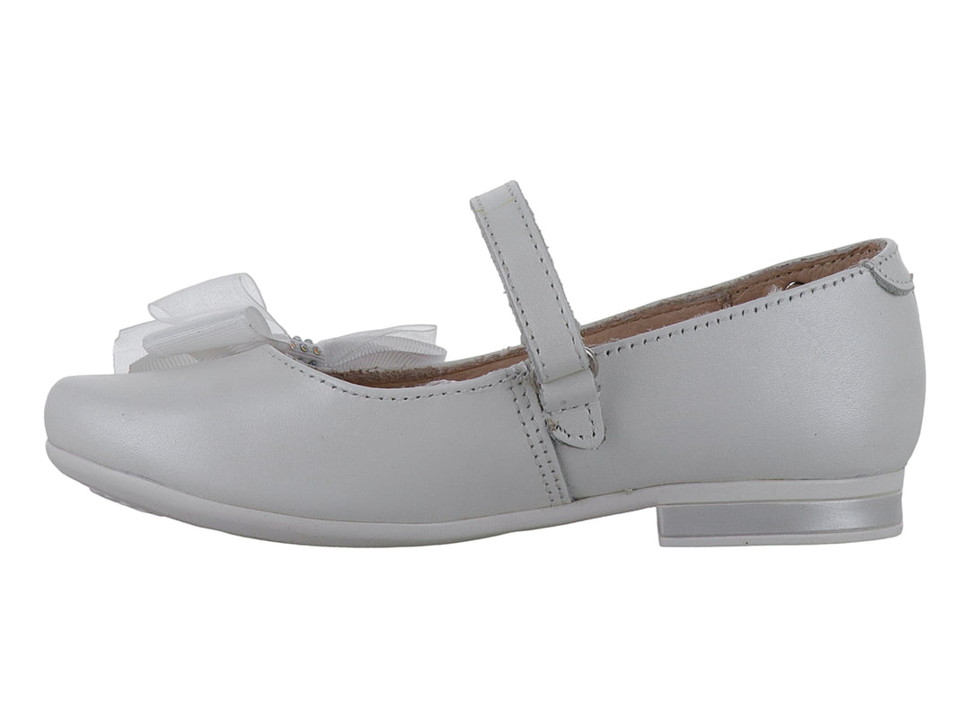 Zapato plano color perla para niña con moño decorativo y detalles de perlas en el centro.