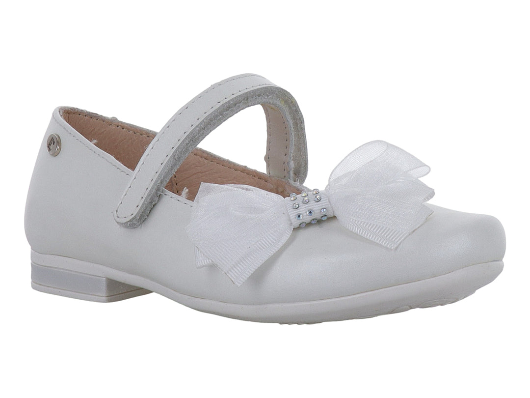 Zapato plano color perla para niña con moño decorativo y correa ajustable.
