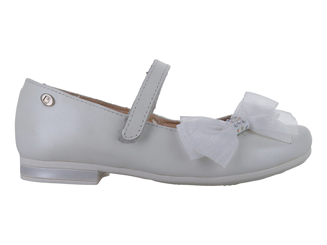 Zapato plano color perla para niña con moño decorativo y correa ajustable.