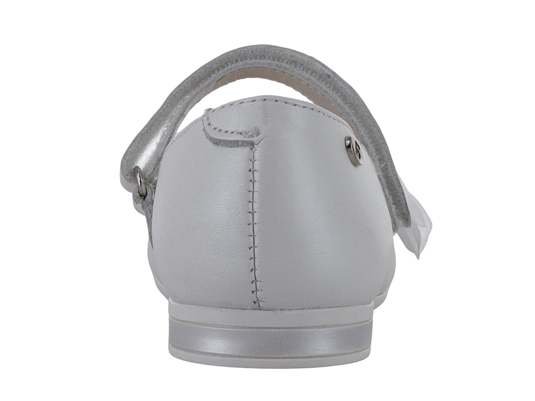 Zapato plano color perla para niña con moño decorativo y correa ajustable.