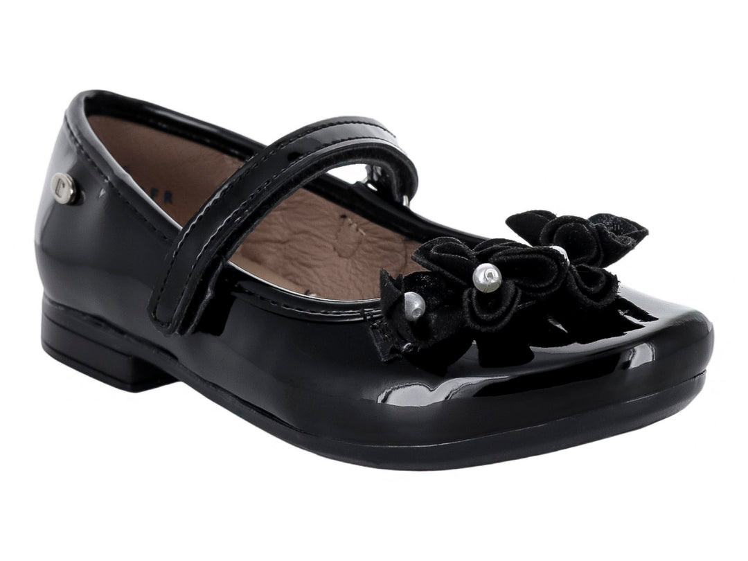 Zapato plano negro de charol para niña con correa y adorno de moños con perlas en la punta.