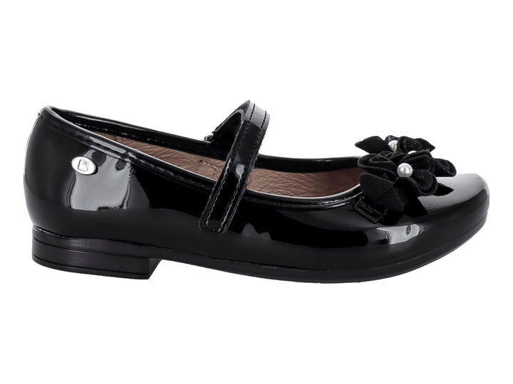 Zapato plano negro de charol para niña con correa y adorno de moños con perlas en la punta.