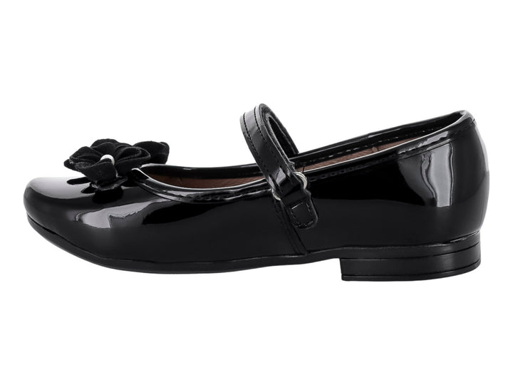 Zapato plano negro de charol para niña con correa y adorno de moños con perlas en la punta.