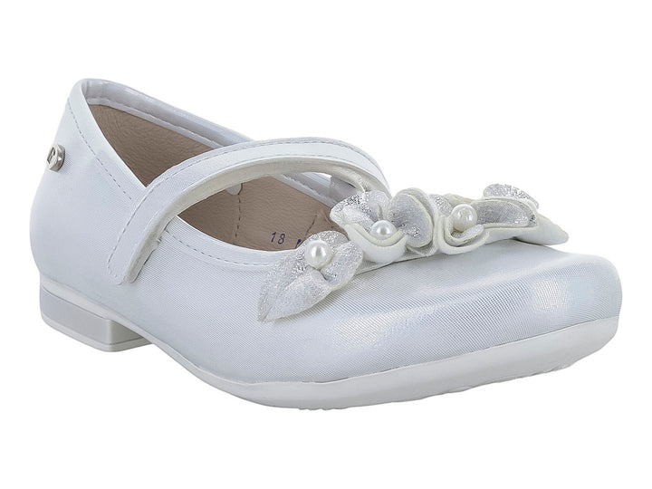 Zapato plano blanco para Niña con detalles de flores y perlas.