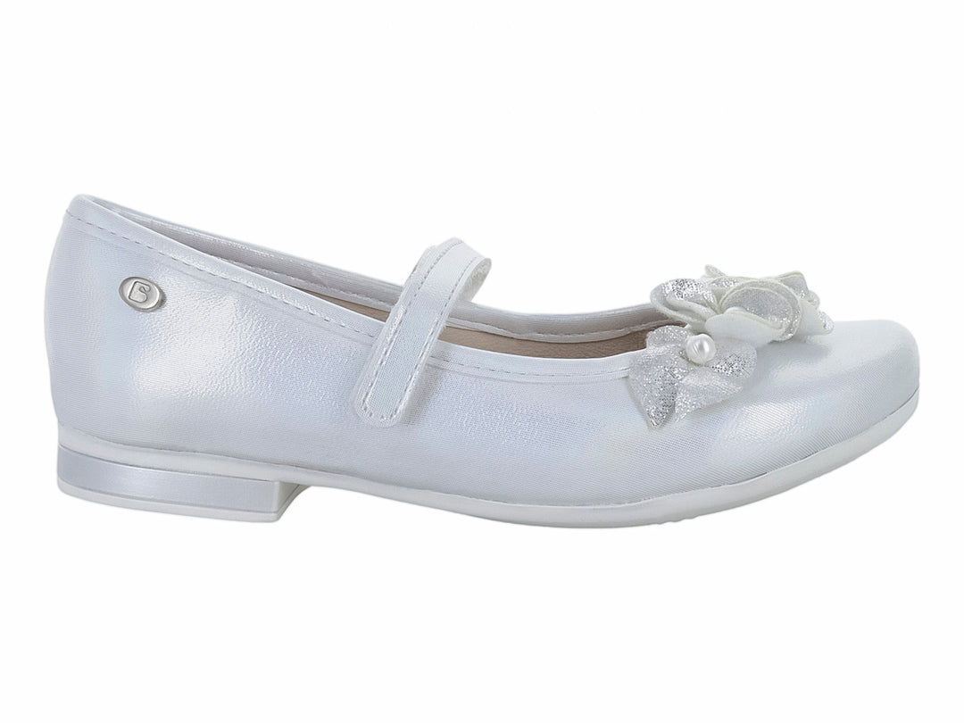 Zapato plano blanco para Niña con detalles de flores y perlas.