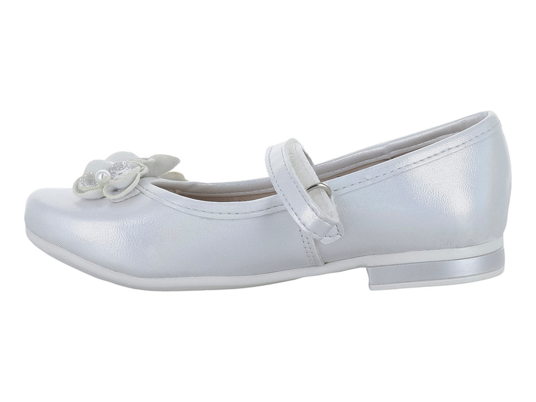 Zapato plano blanco para Niña con detalles de flores y perlas.
