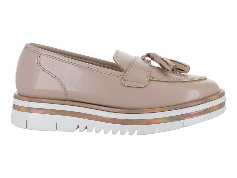 Zapato tipo mocasín color beige brillante para niña con suela blanca de plataforma.