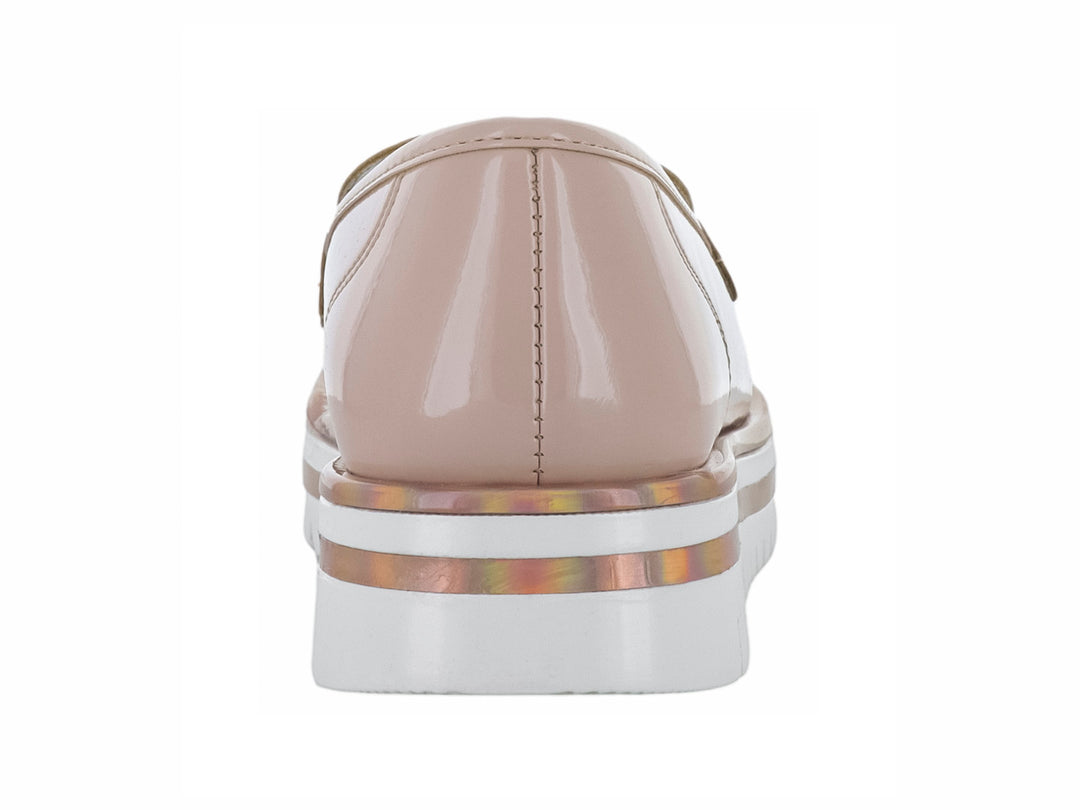 Zapato tipo mocasín color beige brillante para niña con suela blanca de plataforma.