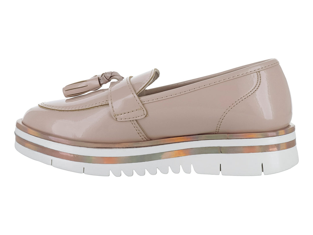 Zapato tipo mocasín color beige brillante para niña con suela blanca de plataforma.