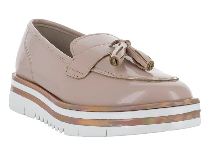 Zapato tipo mocasín para Niña en color beige con acabado brillante y suela blanca de plataforma.