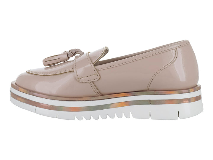 Zapato tipo mocasín para Niña en color beige con acabado brillante y suela blanca de plataforma.