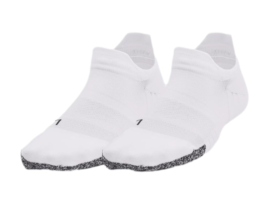 Par de calcetines deportivos Under Armour color blanco, estilo no show con talón gris y tejido transpirable.
