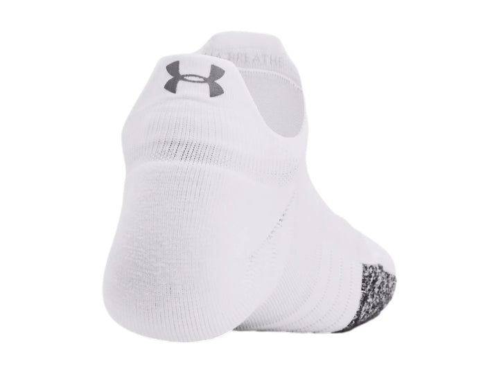 Par de calcetines deportivos Under Armour color blanco, estilo no show con talón gris y tejido transpirable.