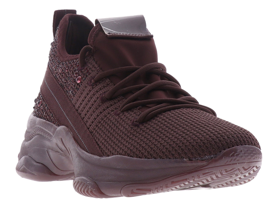 Tenis deportivos Madden Girl en color burgundy con tejido transpirable, detalles brillantes y suela robusta.