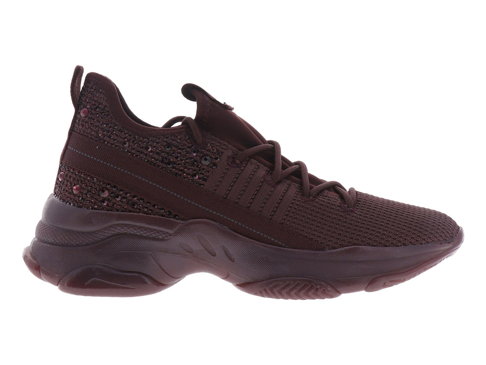 Tenis deportivos Madden Girl en color burgundy con tejido transpirable, detalles brillantes y suela robusta.