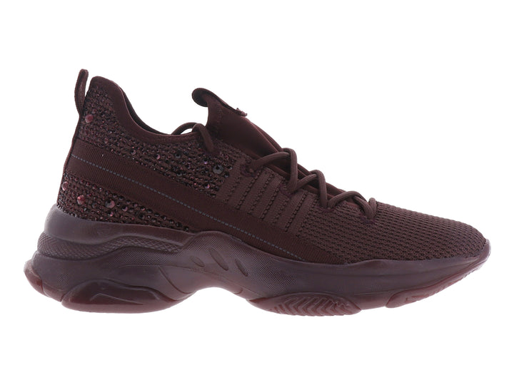 Tenis deportivos Madden Girl en color burgundy con tejido transpirable, detalles brillantes y suela robusta.