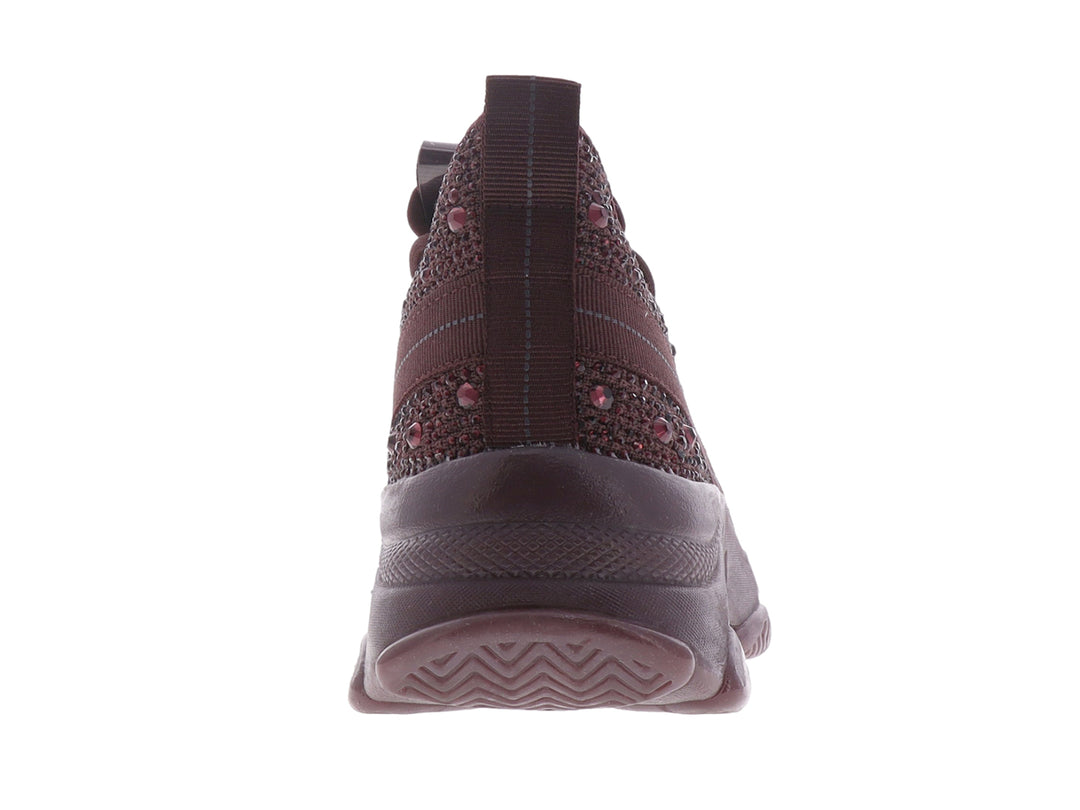 Tenis deportivos Madden Girl en color burgundy con tejido transpirable, detalles brillantes y suela robusta.