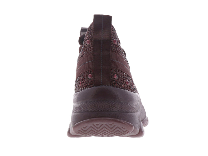 Tenis deportivos Madden Girl en color burgundy con tejido transpirable, detalles brillantes y suela robusta.