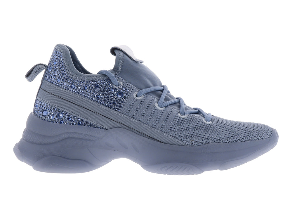 Tenis deportivos color azul con detalles brillantes y suela gruesa.