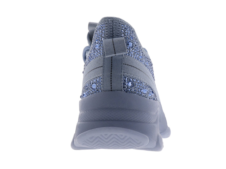 Tenis deportivos color azul con detalles brillantes y suela gruesa.