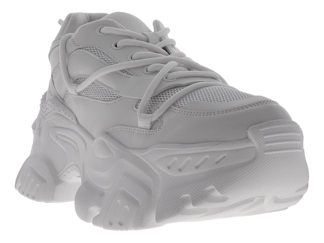 Tenis blancos de plataforma estilo chunky con suela robusta y detalles de malla.