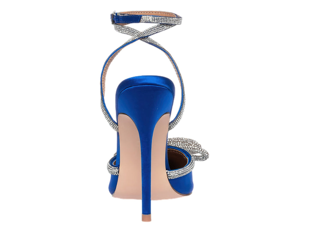 Zapato de tacón alto azul cobalto con tiras brillantes y detalle de moño en la punta.