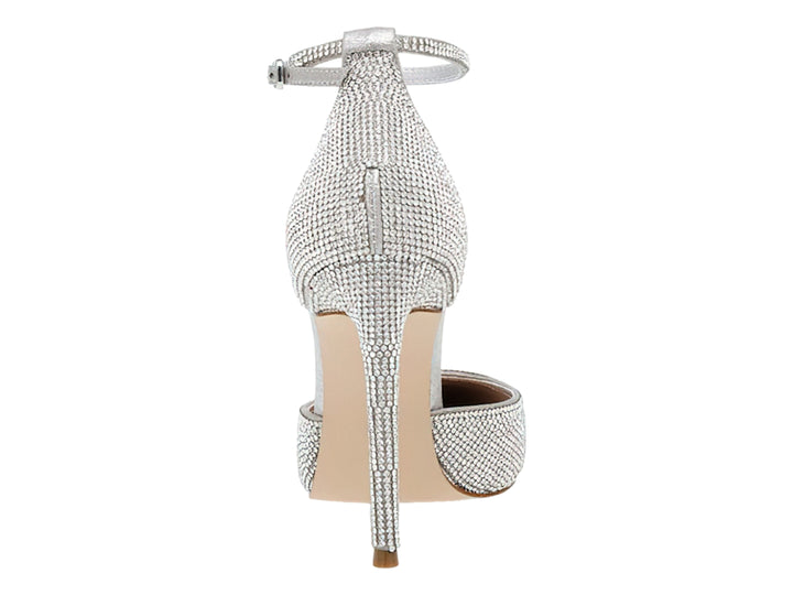 Zapato de tacón alto Steve Madden color plata con acabado brillante de pedrería y correa ajustable al tobillo.