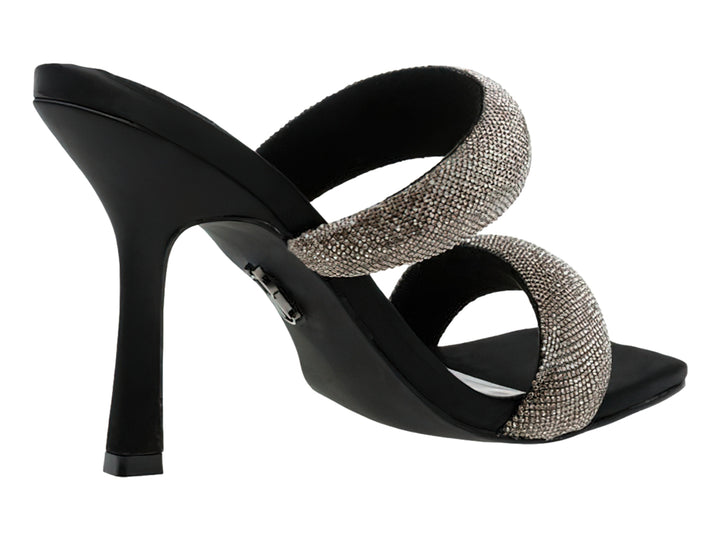 Sandalias de tacón alto negras con dos bandas brillantes en color peltre.