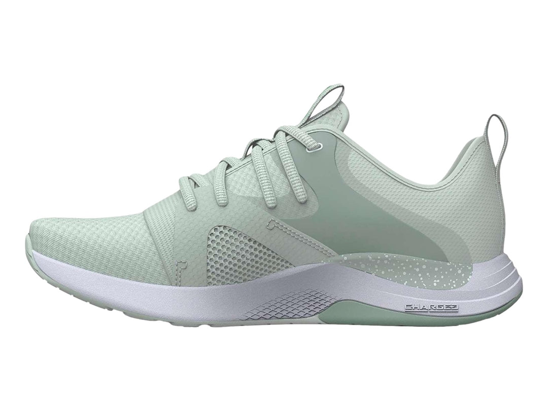 Tenis deportivos Under Armour color verde claro con suela blanca y malla transpirable.