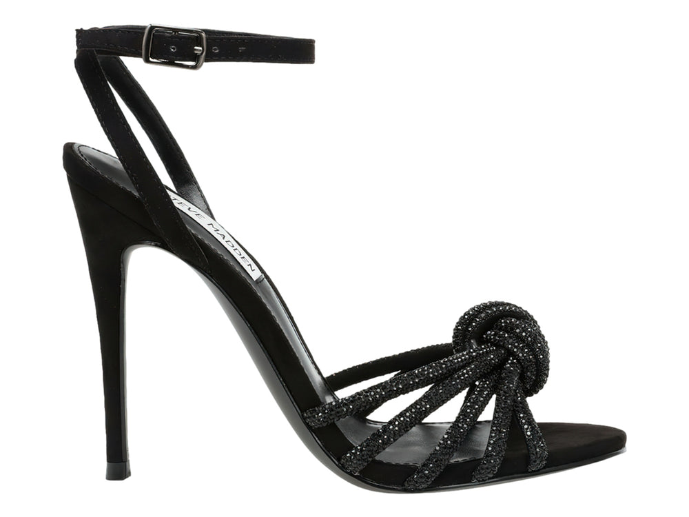 Sandalia negra de tacón alto Steve Madden con tiras brillantes decoradas con cristales y un nudo en la parte frontal.