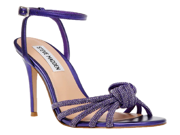 Sandalia de tacón alto color morado con detalle de nudo frontal y correa al tobillo.