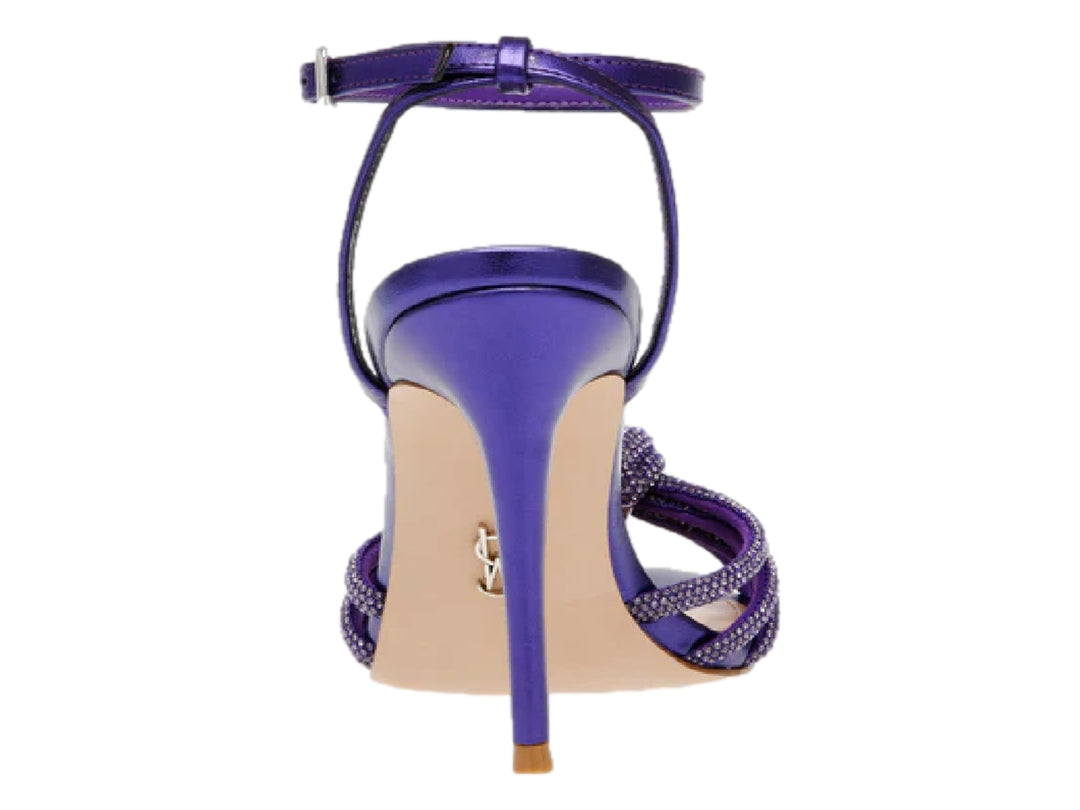 Sandalia de tacón alto color morado con detalle de nudo frontal y correa al tobillo.